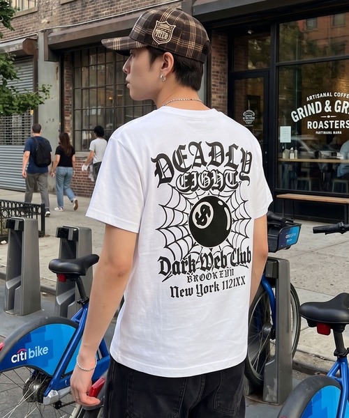 SPINNS（スピンズ）の「8ボールバックプリント半袖Tシャツ/サガラ刺繍ロゴ/ワンポイント/レギュラー丈（Tシャツ/カットソー・メンズ・ホワイト/ピンク/ブラック系その他/ウッドランド・ONESIZE）」の2枚目の写真