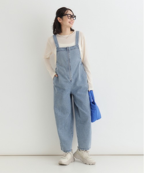 Right-on（ライトオン）の「HONEYSUCKLE ROSE(ハニーサックルローズ)デニムサロペット（サロペット/オーバーオール・レディース・ライトインディゴブルー/ブラック・L/M）」の2枚目の写真