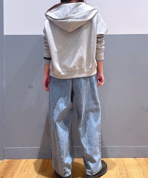 Right-on（ライトオン）の「HONEYSUCKLE ROSE(ハニーサックルローズ)デニムサロペット（サロペット/オーバーオール・レディース・ライトインディゴブルー/ブラック・L/M）」の11枚目の写真