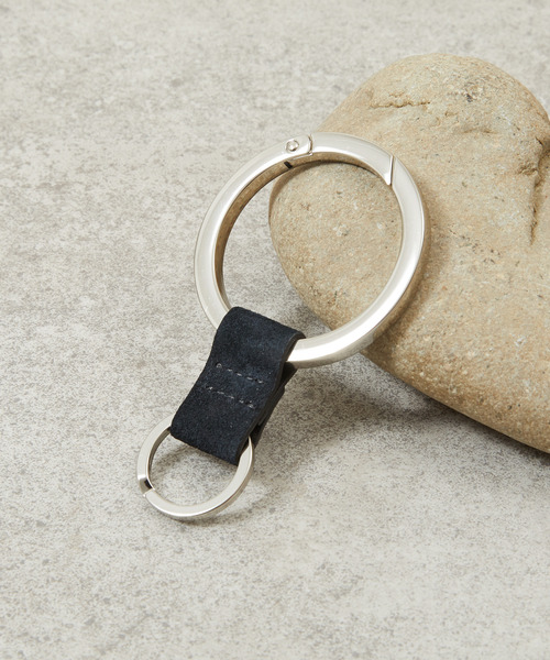And A（アンドエー）の「ITTI イッチ / CRISTY RING RING MOSSA LDN 撥水スエードキーホルダー 牛革 / ITTI-GOODS-003-MOS（キーホルダー・メンズ・ベージュ/ブラック・FREE）」の2枚目の写真