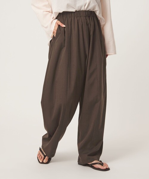 green label relaxing(グリーンレーベルリラクシング)の「【WEB限定】<at ease>カーブ パンツ マシンウォッシャブル ストレッチ UVカット(その他パンツ・レディース・ブラック/ダークブラウン/ベージュ・36/SHORT/40/38/TALL)」の2枚目の写真