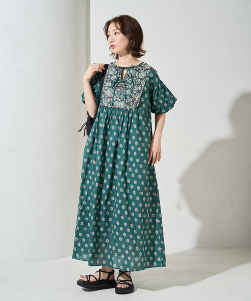 FREAK'S STORE(フリークスストア)の「限定展開 インド 花柄 フロント 切り替え ワンピース(ワンピース・レディース・ベージュ/グリーン/ブラック・SMALL/MEDIUM)」の6枚目の写真