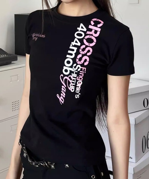 lilful(リルフル)の「【26年春夏新作】フロントプリントロゴコンパクト半袖Tシャツ(Tシャツ/カットソー・レディース・ホワイト/ブラック・M/S)」の2枚目の写真