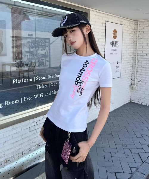 lilful(リルフル)の「【26年春夏新作】フロントプリントロゴコンパクト半袖Tシャツ(Tシャツ/カットソー・レディース・ホワイト/ブラック・M/S)」の3枚目の写真
