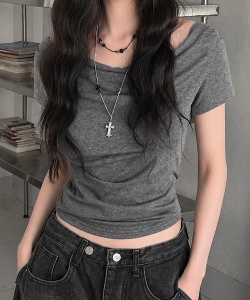 LADY LIKE(レディライク)の「【春夏新作】2WAY胸元ドレープサイドギャザー入り半袖カットソートップス Tシャツ(Tシャツ/カットソー・レディース・ホワイト/ブラック/グレー・M/S/L)」の1枚目の写真