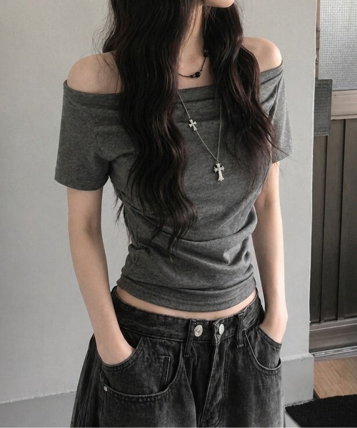 LADY LIKE(レディライク)の「【春夏新作】2WAY胸元ドレープサイドギャザー入り半袖カットソートップス Tシャツ(Tシャツ/カットソー・レディース・ホワイト/ブラック/グレー・M/S/L)」の4枚目の写真