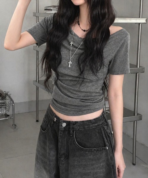 LADY LIKE(レディライク)の「【春夏新作】2WAY胸元ドレープサイドギャザー入り半袖カットソートップス Tシャツ(Tシャツ/カットソー・レディース・ホワイト/ブラック/グレー・M/S/L)」の5枚目の写真