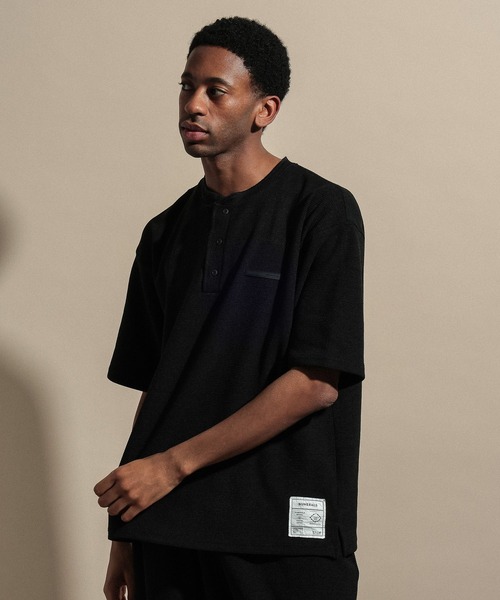 NUMERALS（ヌメラルズ）の「[NUMERALS]WAFFLE HENLEY T-SHIRT（Tシャツ/カットソー・メンズ・ベージュ/カーキ/ホワイト/ブラック・MEDIUM/LARGE）」の3枚目の写真
