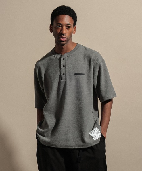 NUMERALS（ヌメラルズ）の「[NUMERALS]WAFFLE HENLEY T-SHIRT（Tシャツ/カットソー・メンズ・ベージュ/カーキ/ホワイト/ブラック・MEDIUM/LARGE）」の16枚目の写真