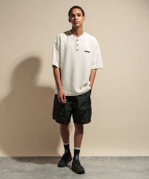 NUMERALS（ヌメラルズ）の「[NUMERALS]WAFFLE HENLEY T-SHIRT（Tシャツ/カットソー・メンズ・ベージュ/カーキ/ホワイト/ブラック・MEDIUM/LARGE）」の5枚目の写真