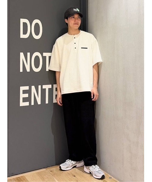 NUMERALS（ヌメラルズ）の「[NUMERALS]WAFFLE HENLEY T-SHIRT（Tシャツ/カットソー・メンズ・ベージュ/カーキ/ホワイト/ブラック・MEDIUM/LARGE）」の20枚目の写真