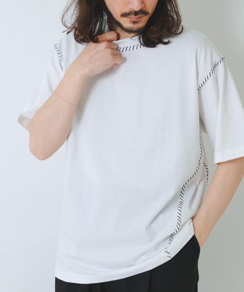 ITEMS URBANRESEARCH(アイテムズ アーバンリサーチ)の「ブランケットステッチ クルーネックTシャツ(Tシャツ/カットソー・メンズ・ホワイト/ブラック・MEDIUM/LARGE)」の1枚目の写真