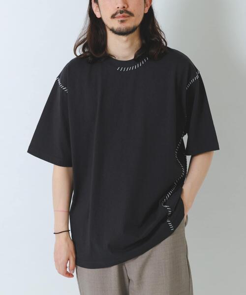 ITEMS URBANRESEARCH(アイテムズ アーバンリサーチ)の「ブランケットステッチ クルーネックTシャツ(Tシャツ/カットソー・メンズ・ホワイト/ブラック・MEDIUM/LARGE)」の2枚目の写真