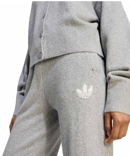 adidas（アディダス）の「adidas ESSENTIALS KNIT PANT / アディダス エッセンシャルズ ニット パンツ（その他パンツ・レディース・グレー・S/M/L）」の2枚目の写真
