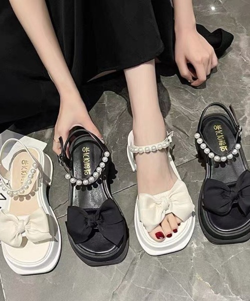 Achic(アシック)の「リボンパールストラップ厚底サンダル(サンダル・レディース・ホワイト/ブラック・L/M/S)」の19枚目の写真