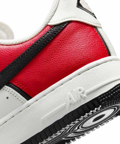 NIKE(ナイキ)の「ナイキ エア フォース 1 '07 LV8 メンズシューズ / Nike Air Force 1 '07 LV8 Men's Shoes IM5752-600 University Red(スニーカー・メンズ・レッド・27/26/25.5/28/27.5/26.5/29.5/28.5/25/24)」の2枚目の写真