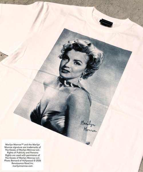 BY THE BAY(バイザベイ)の「【MARILYN MONROE/マリリン・モンロー】フォトTシャツ ピグメント染め ヴィンテージ ユニセックスモノクロ クローズアップ(Tシャツ/カットソー・レディース・ホワイト/ブラック・SMALL/MEDIUM)」の1枚目の写真