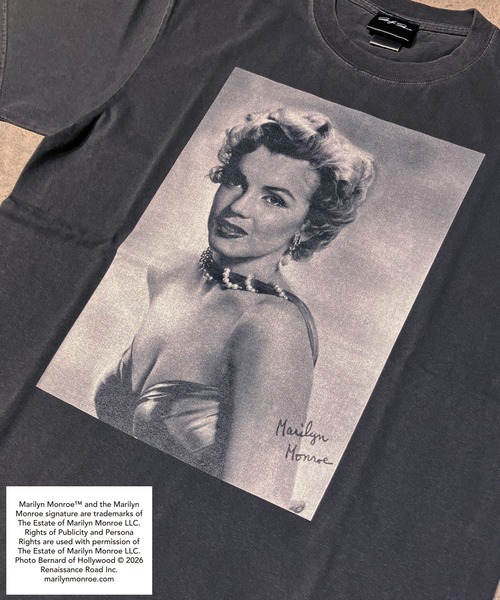 BY THE BAY(バイザベイ)の「【MARILYN MONROE/マリリン・モンロー】フォトTシャツ ピグメント染め ヴィンテージ ユニセックスモノクロ クローズアップ(Tシャツ/カットソー・レディース・ホワイト/ブラック・SMALL/MEDIUM)」の2枚目の写真
