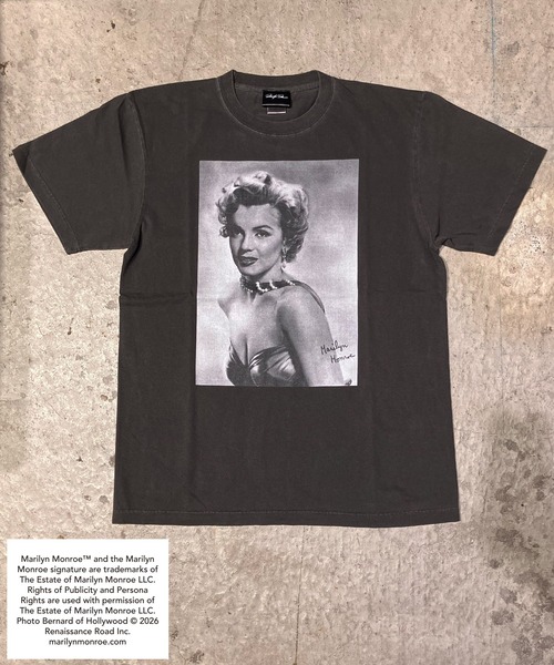 BY THE BAY(バイザベイ)の「【MARILYN MONROE/マリリン・モンロー】フォトTシャツ ピグメント染め ヴィンテージ ユニセックスモノクロ クローズアップ(Tシャツ/カットソー・レディース・ホワイト/ブラック・SMALL/MEDIUM)」の4枚目の写真