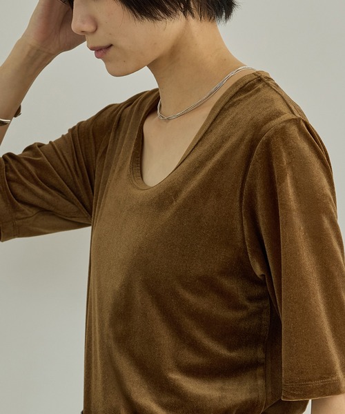 SALON adam et rope'(サロン アダム エ ロペ)の「シアーベロアクルーネックプルオーバー(Tシャツ/カットソー・レディース・キャメル/オフホワイト/ブラック・FREE)」の12枚目の写真