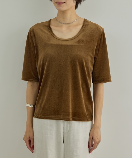 SALON adam et rope'(サロン アダム エ ロペ)の「シアーベロアクルーネックプルオーバー(Tシャツ/カットソー・レディース・キャメル/オフホワイト/ブラック・FREE)」の13枚目の写真