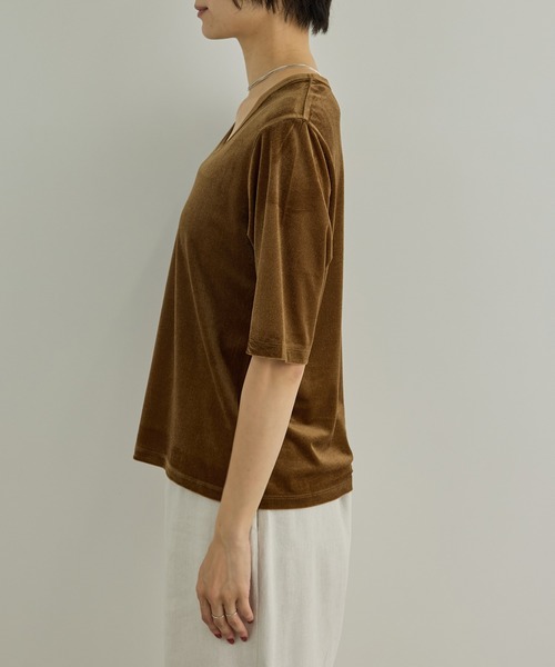 SALON adam et rope'(サロン アダム エ ロペ)の「シアーベロアクルーネックプルオーバー(Tシャツ/カットソー・レディース・キャメル/オフホワイト/ブラック・FREE)」の14枚目の写真