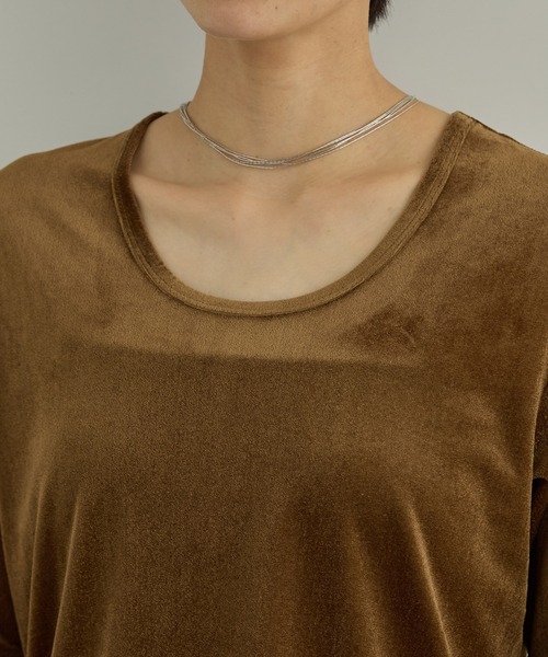 SALON adam et rope'(サロン アダム エ ロペ)の「シアーベロアクルーネックプルオーバー(Tシャツ/カットソー・レディース・キャメル/オフホワイト/ブラック・FREE)」の4枚目の写真