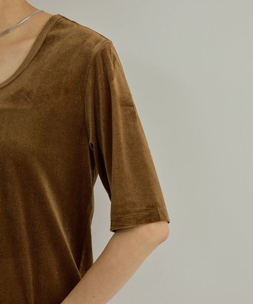 SALON adam et rope'(サロン アダム エ ロペ)の「シアーベロアクルーネックプルオーバー(Tシャツ/カットソー・レディース・キャメル/オフホワイト/ブラック・FREE)」の5枚目の写真