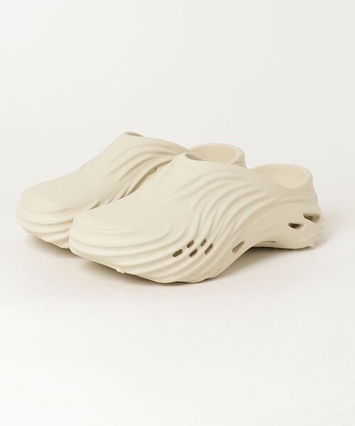 crocs(クロックス)の「ECHO WAVE(サンダル・メンズ・ベージュ・27.0cm/26.0cm)」の1枚目の写真