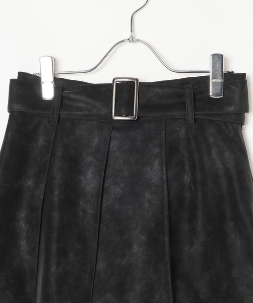 PAGEBOY(ページボーイ)の「メルトレザーショートパンツ【セットアップ対応】(その他パンツ・レディース・ダークブラウン/ブラック・FREE)」の15枚目の写真