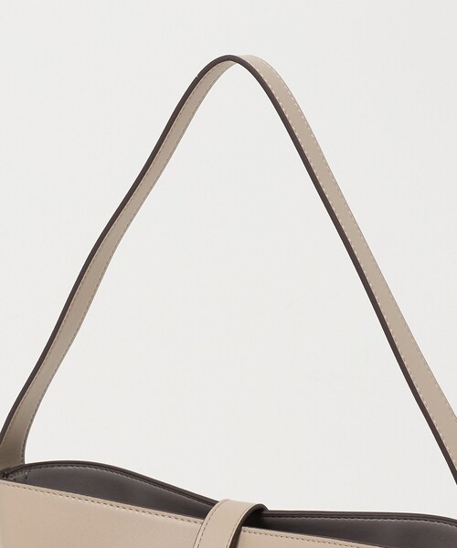 UNITED ARROWS(ユナイテッドアローズ)の「クラスプ ワンハンドル ショルダーバッグ(ショルダーバッグ・レディース・ベージュ/ブラック・FREE)」の6枚目の写真
