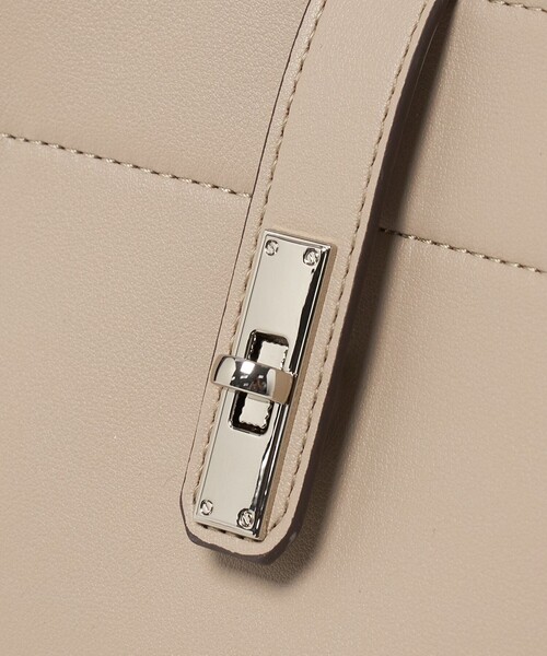 UNITED ARROWS(ユナイテッドアローズ)の「クラスプ ワンハンドル ショルダーバッグ(ショルダーバッグ・レディース・ベージュ/ブラック・FREE)」の16枚目の写真