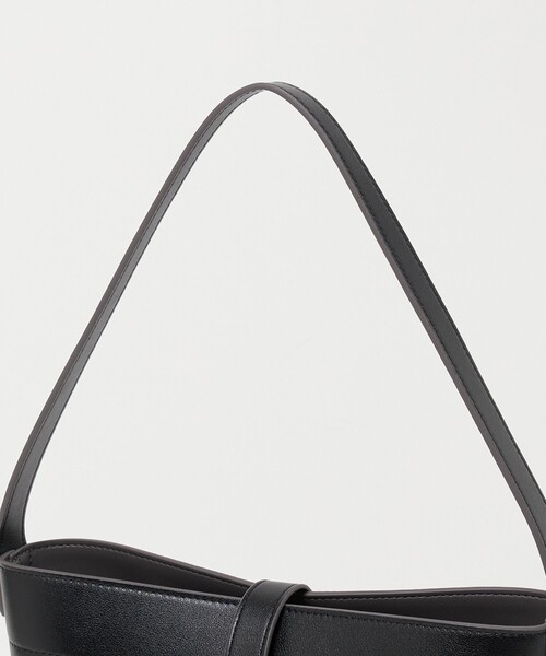 UNITED ARROWS(ユナイテッドアローズ)の「クラスプ ワンハンドル ショルダーバッグ(ショルダーバッグ・レディース・ベージュ/ブラック・FREE)」の9枚目の写真