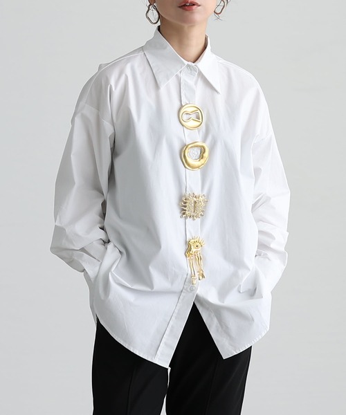 Sawa a la mode(サワアラモード)の「ブローチ付きオーバーサイズシャツ(シャツ/ブラウス・レディース・ホワイト/ブラック・FREE)」の1枚目の写真
