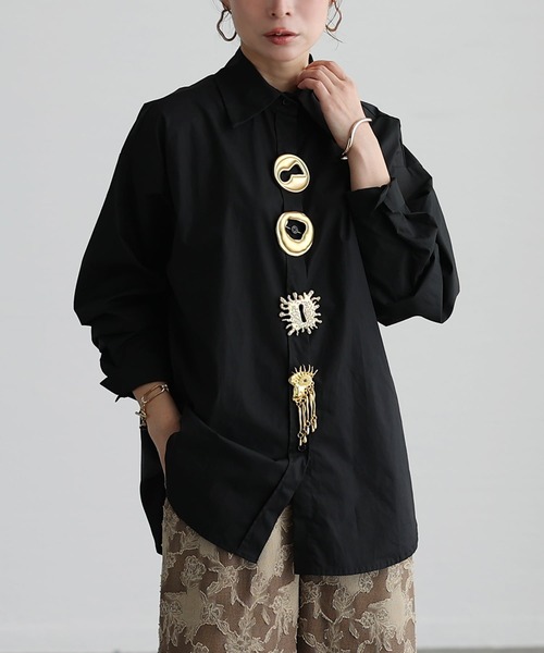 Sawa a la mode(サワアラモード)の「ブローチ付きオーバーサイズシャツ(シャツ/ブラウス・レディース・ホワイト/ブラック・FREE)」の2枚目の写真