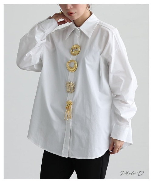 Sawa a la mode(サワアラモード)の「ブローチ付きオーバーサイズシャツ(シャツ/ブラウス・レディース・ホワイト/ブラック・FREE)」の3枚目の写真