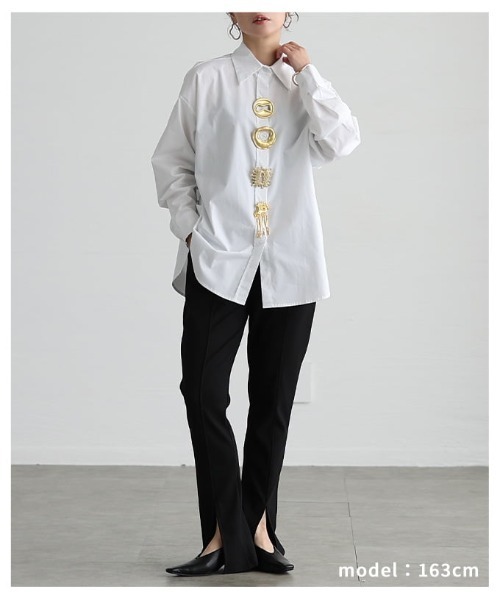 Sawa a la mode(サワアラモード)の「ブローチ付きオーバーサイズシャツ(シャツ/ブラウス・レディース・ホワイト/ブラック・FREE)」の8枚目の写真