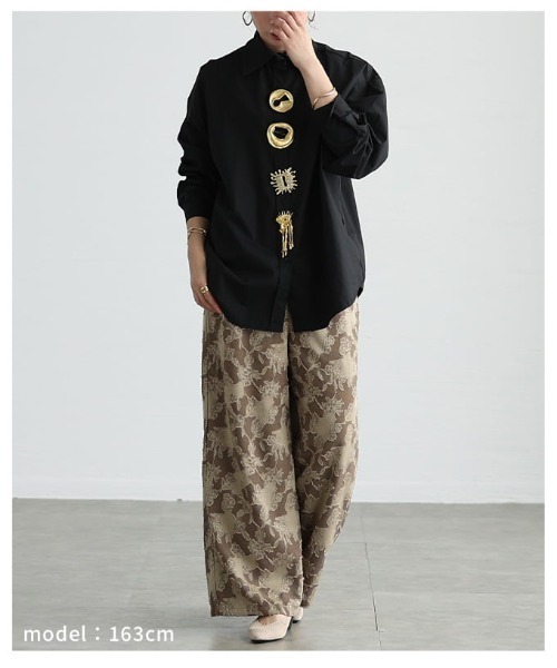Sawa a la mode(サワアラモード)の「ブローチ付きオーバーサイズシャツ(シャツ/ブラウス・レディース・ホワイト/ブラック・FREE)」の14枚目の写真