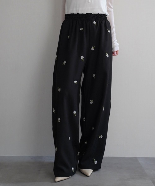 Rashik(ラシク)の「【Rashik】フラワー刺繍バレルパンツ(その他パンツ・レディース・ブラック/グレイッシュベージュ・FREE)」の2枚目の写真