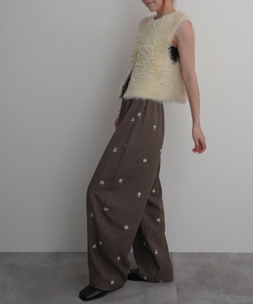 Rashik(ラシク)の「【Rashik】フラワー刺繍バレルパンツ(その他パンツ・レディース・ブラック/グレイッシュベージュ・FREE)」の5枚目の写真