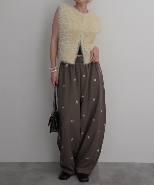Rashik(ラシク)の「【Rashik】フラワー刺繍バレルパンツ(その他パンツ・レディース・ブラック/グレイッシュベージュ・FREE)」の4枚目の写真
