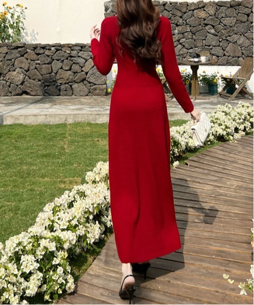 &soiree(アンドソワレ)の「Vネックリボン付きニットロングワンピース(ワンピース・レディース・ブラック/レッド・FREE)」の4枚目の写真