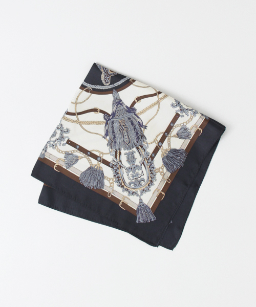 URBAN RESEARCH(アーバンリサーチ)の「UR 63×63 シルクスカーフ(バンダナ/スカーフ・レディース・ボルドー/ネイビー・FREE)」の3枚目の写真