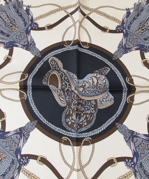 URBAN RESEARCH(アーバンリサーチ)の「UR 63×63 シルクスカーフ(バンダナ/スカーフ・レディース・ボルドー/ネイビー・FREE)」の4枚目の写真