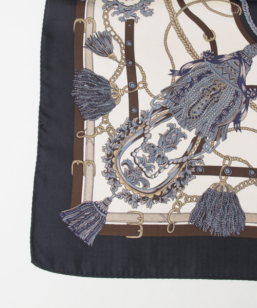 URBAN RESEARCH(アーバンリサーチ)の「UR 63×63 シルクスカーフ(バンダナ/スカーフ・レディース・ボルドー/ネイビー・FREE)」の5枚目の写真