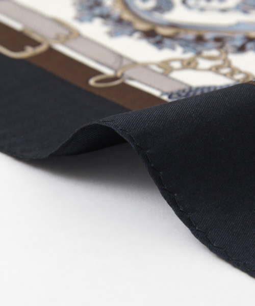 URBAN RESEARCH(アーバンリサーチ)の「UR 63×63 シルクスカーフ(バンダナ/スカーフ・レディース・ボルドー/ネイビー・FREE)」の6枚目の写真