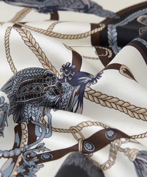 URBAN RESEARCH(アーバンリサーチ)の「UR 63×63 シルクスカーフ(バンダナ/スカーフ・レディース・ボルドー/ネイビー・FREE)」の7枚目の写真