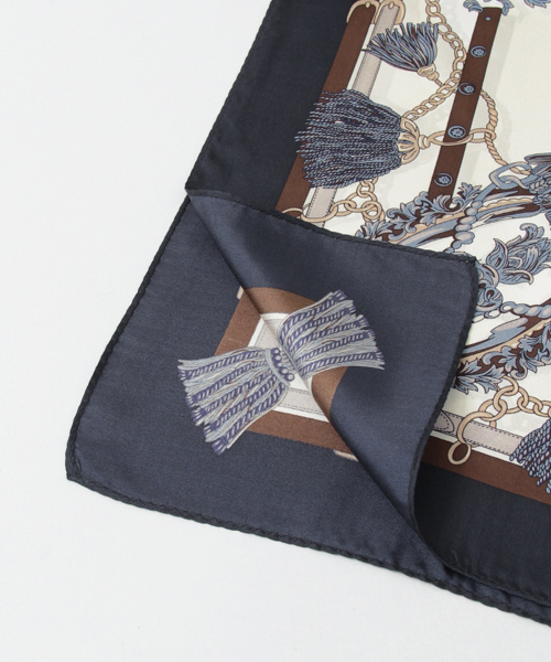 URBAN RESEARCH(アーバンリサーチ)の「UR 63×63 シルクスカーフ(バンダナ/スカーフ・レディース・ボルドー/ネイビー・FREE)」の8枚目の写真