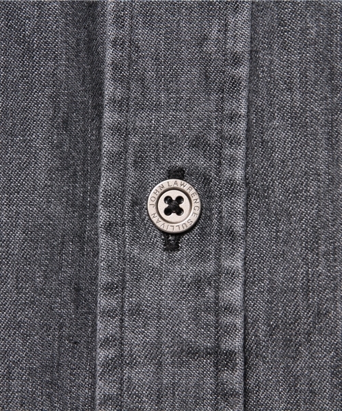 JOHN LAWRENCE SULLIVAN（ジョンローレンスサリバン）の「WASHED DENIM BUTTON DOWN SHIRT（シャツ/ブラウス・メンズ・インディゴブルー/ブラック・38/34/36/42/44/46）」の4枚目の写真