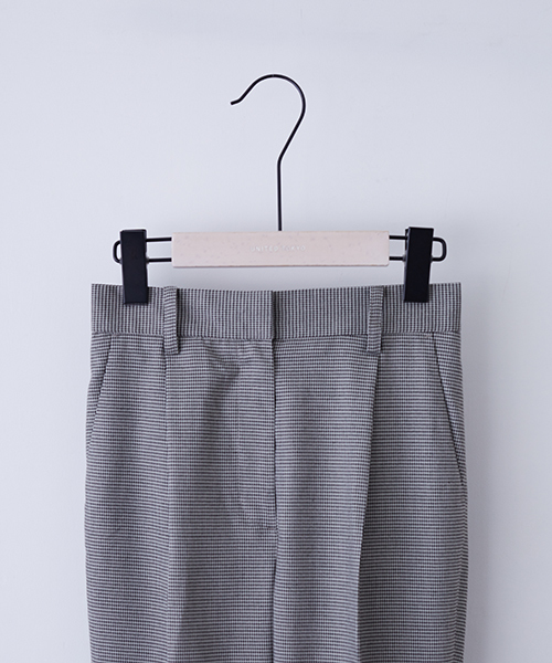 UNITED TOKYO(ユナイテッドトウキョウ)の「チェックワンタックパンツ(スラックス・レディース・マルチ/グレー・1/2)」の3枚目の写真